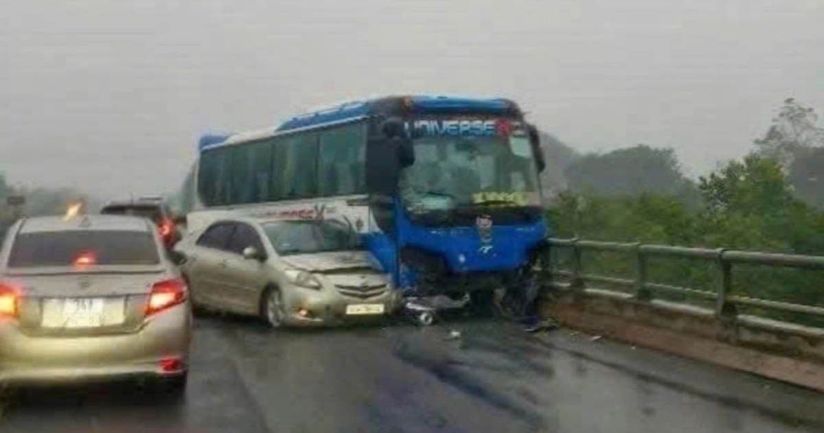 Tai nạn liên hoàn trên cao tốc Nội Bài - Lào Cai sáng mùng 3 Tết