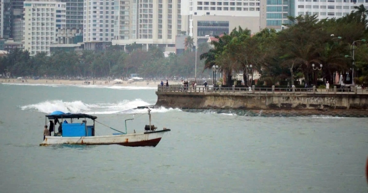 Tàu Cá Chìm Ở Nha Trang: Tìm Thấy 1 Thi Thể, 1 Ngư Dân Vẫn Mất Tích Tàu chở 6 người bị sóng lớn đánh chìm trên biển Nha Trang