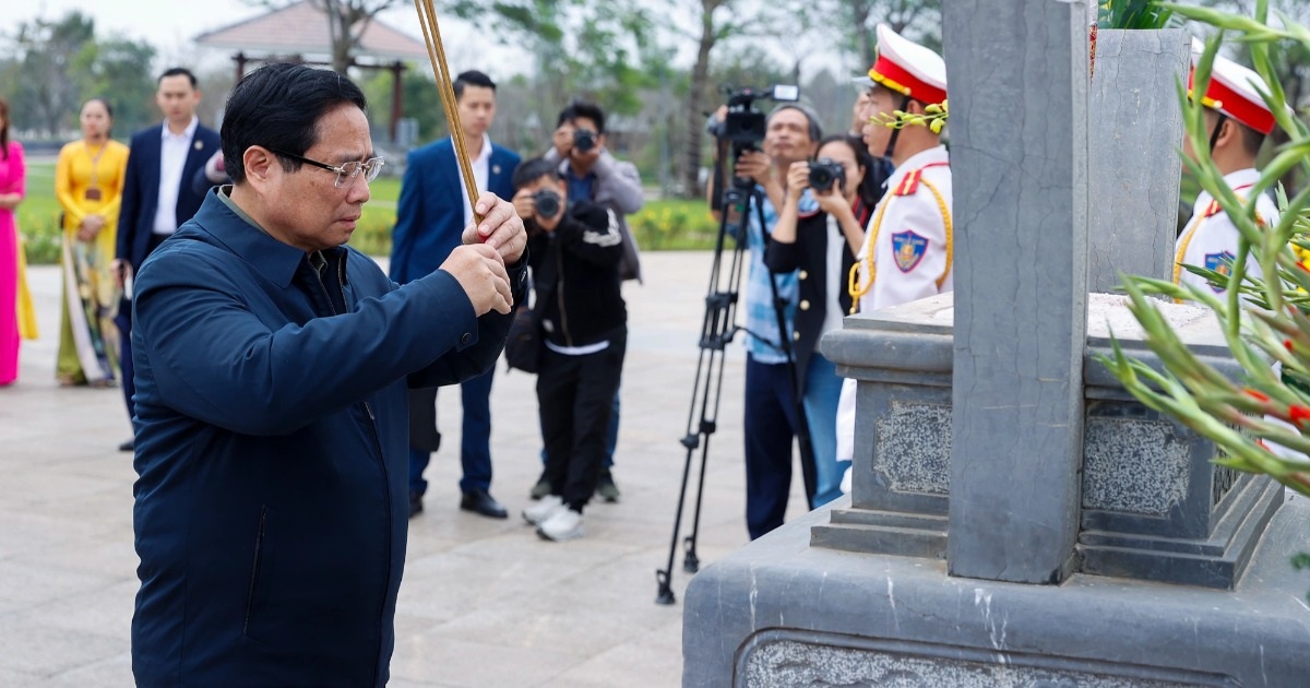 Thủ tướng Phạm Minh Chính Dâng Hoa, Dâng Hương Tri Ân Các Anh Hùng Liệt Sỹ Tại Nghĩa Trang Liệt Sỹ Tỉnh Quảng Nam Thủ tướng Phạm Minh Chính dâng hương tại Nghĩa trang liệt sỹ tỉnh Quảng Nam