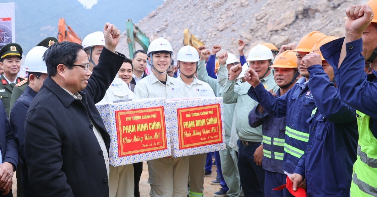 Thủ tướng thị sát cao tốc Đồng Đăng - Trà Lĩnh, lì xì cho công nhân