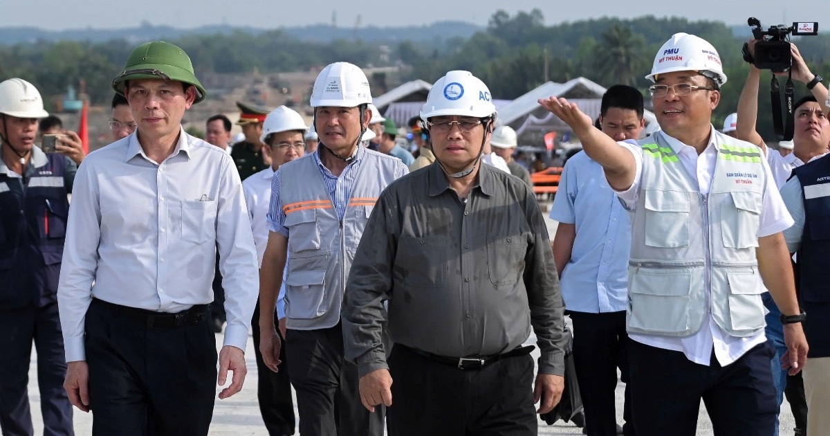 Thủ tướng thị sát cầu Nhơn Trạch trên tuyến Vành đai 3 TPHCM