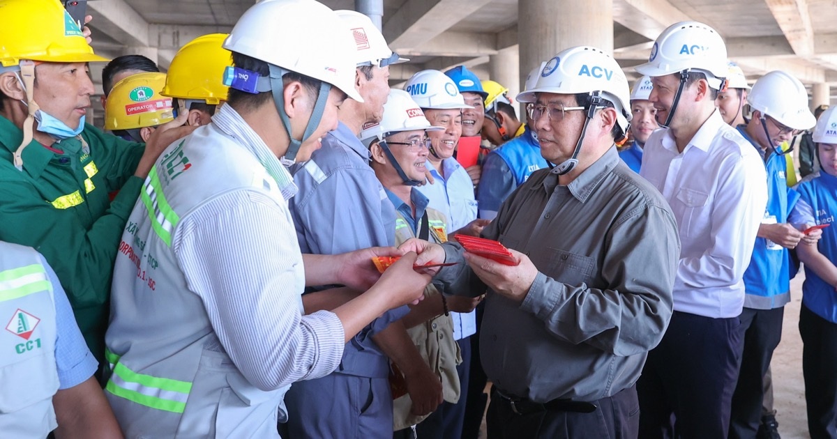 Thủ tướng thị sát, lì xì người lao động tại sân bay Long Thành đầu xuân