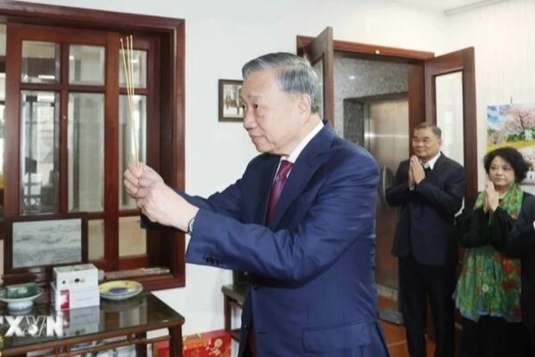 General Secretary To Lam Pays Tribute to Former PM Pham Van Dong Tổng Bí thư Tô Lâm dâng hương tưởng niệm Thủ tướng Phạm Văn Đồng