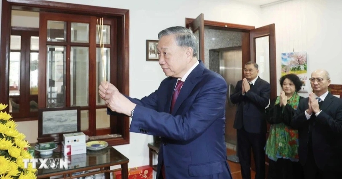 Tổng Bí thư Tô Lâm dâng hương tưởng niệm Thủ tướng Phạm Văn Đồng