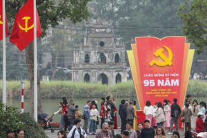 Trang hoàng đường phố tuyên truyền kỷ niệm 95 năm Ngày thành lập Đảng