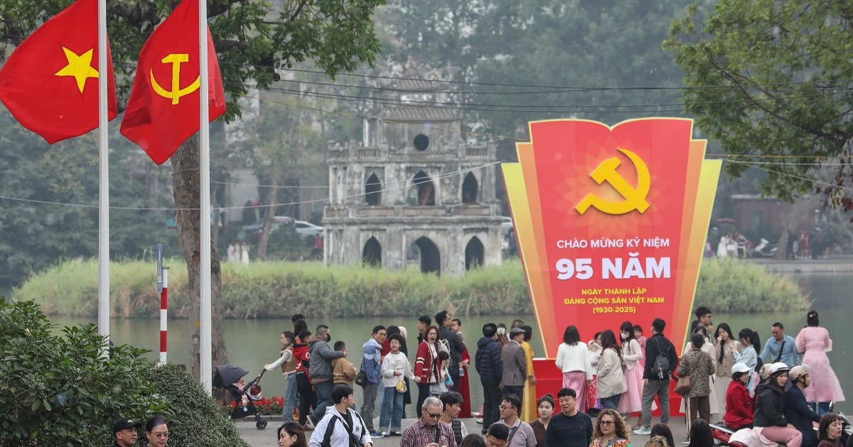 Trang hoàng đường phố tuyên truyền kỷ niệm 95 năm Ngày thành lập Đảng