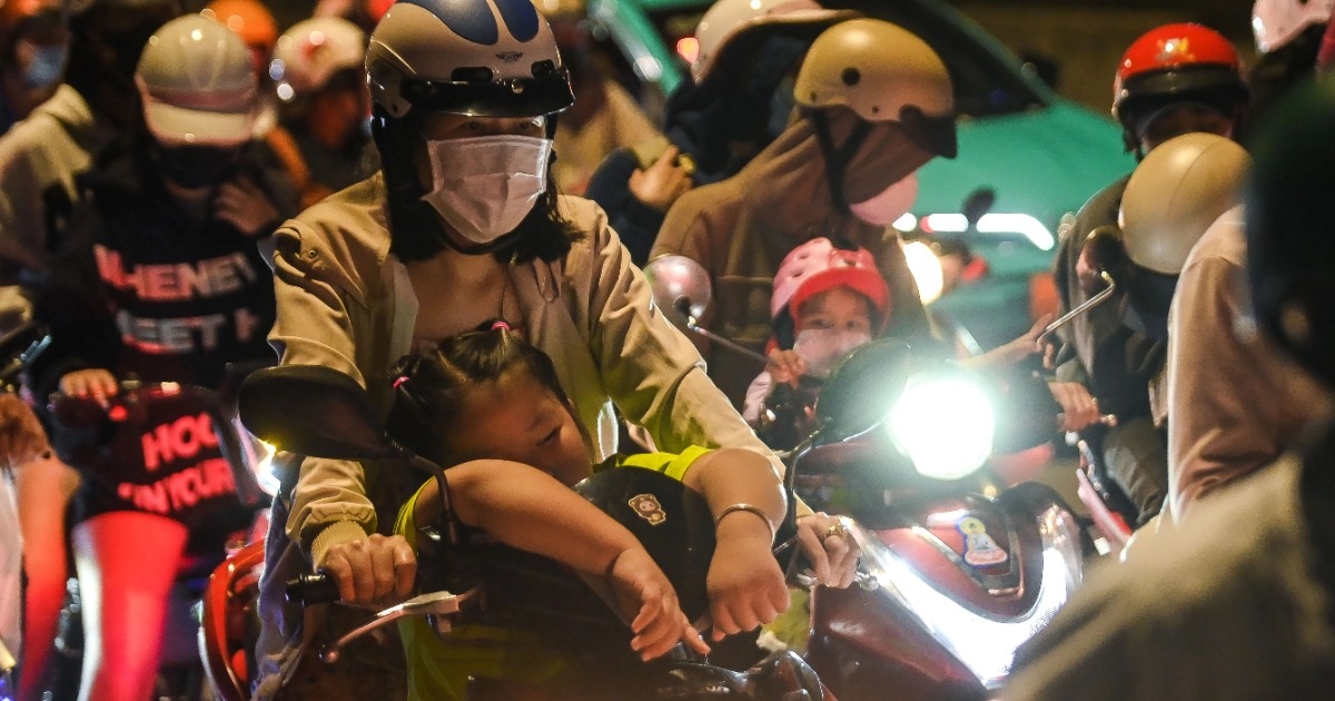 Trẻ em kiệt sức vì tắc đường trong ngày trở lại TPHCM sau Tết