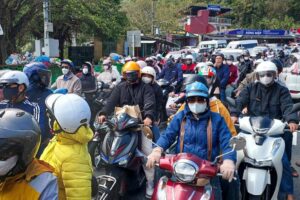 Ùn ứ trên đỉnh đèo Hải Vân, xe "bò" qua công trường cao tốc ở Đà Nẵng