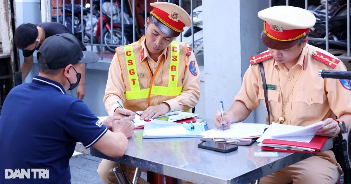 Traffic Violations Drop Nearly 43% After 1.5 Months of Decree 168 Implementation Vi phạm giao thông giảm gần 43% sau 1,5 tháng thực hiện Nghị định 168