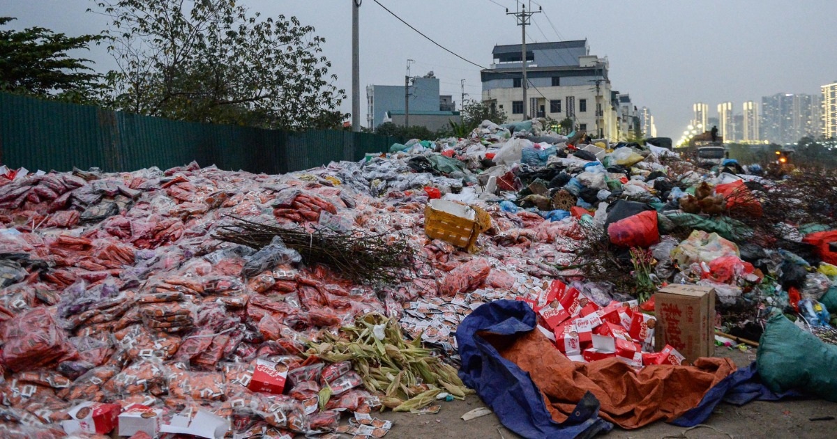 Alasan Tonjolan Permen dan Makanan Cepat Saji Dibuang di TPA Desa La Phu Vì sao cả "núi" bánh kẹo, đồ ăn nhanh bị vứt bỏ ở bãi rác xã La Phù?