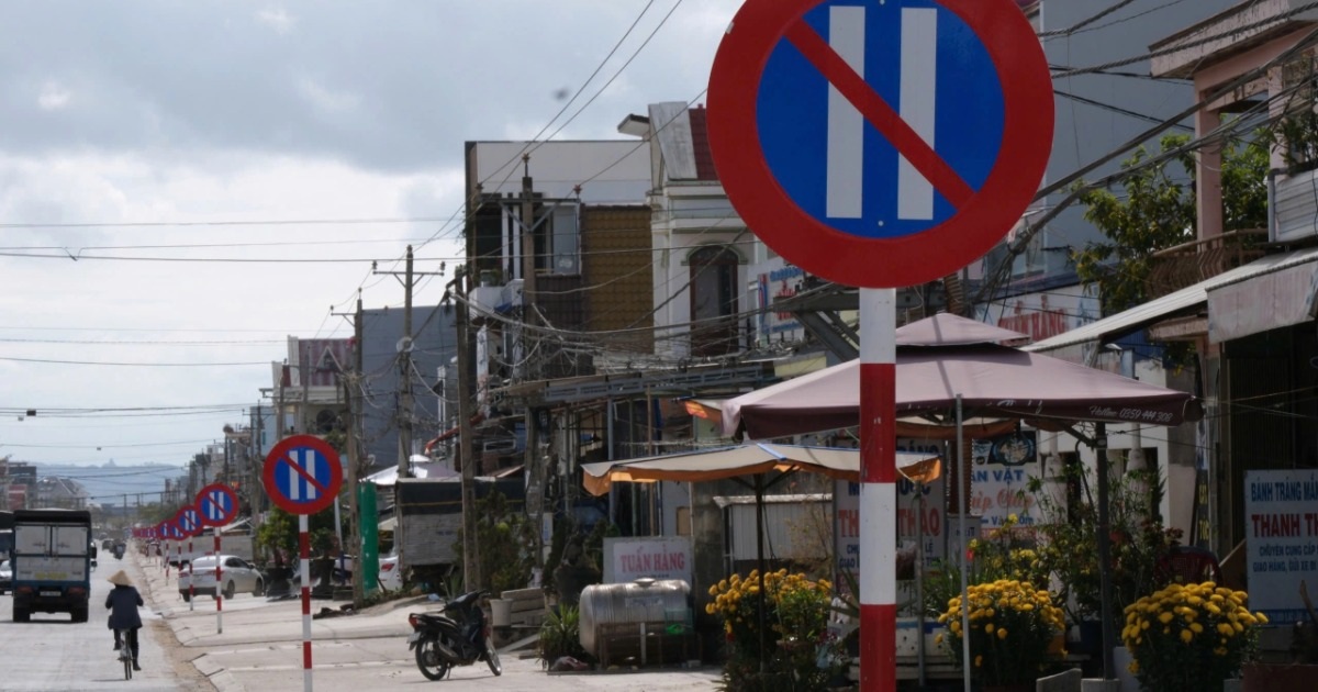 UBND Đơn Dương chỉ đạo tháo dỡ 23 biển cấm đỗ xe trên quốc lộ 27 Vụ 1km đường có 23 biển cấm đỗ xe: Chính quyền chỉ đạo tháo dỡ