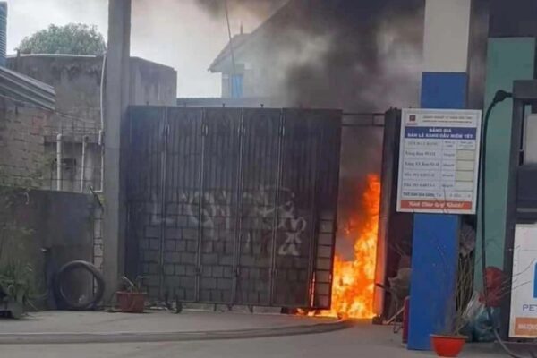 Xe Bồn Bốc Cháy Dữ Dội Tại Cây Xăng Ở Nghệ An: Nguyên Nhân Và Hậu Quả Xe tiếp xăng dầu bất ngờ bốc cháy ngùn ngụt