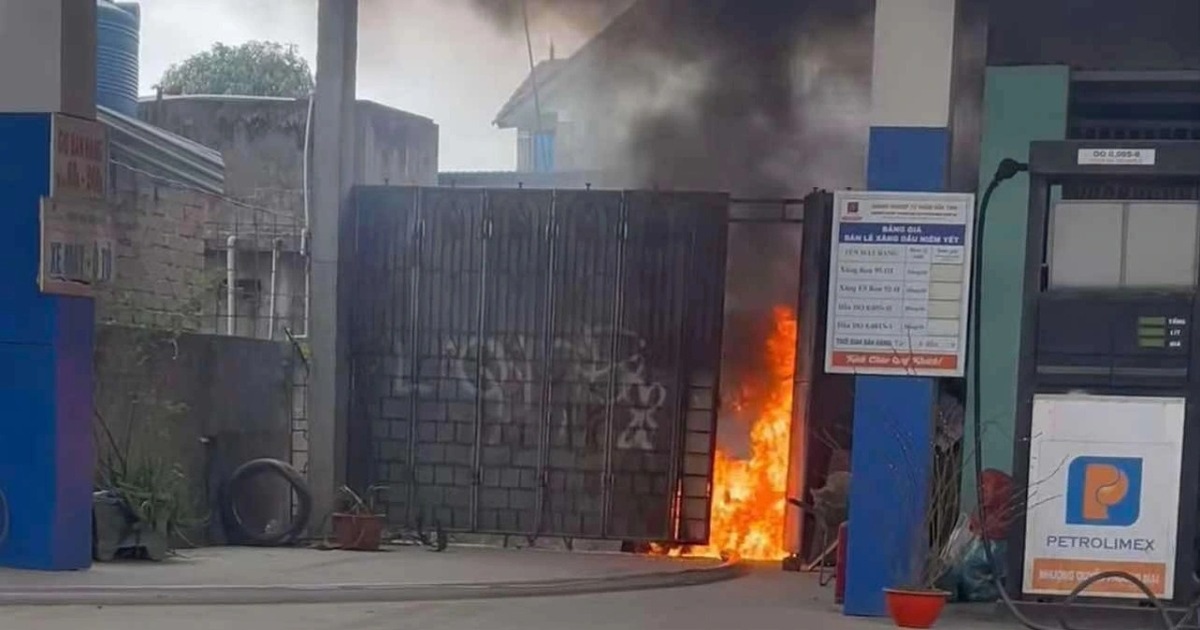 Xe tiếp xăng dầu bất ngờ bốc cháy ngùn ngụt