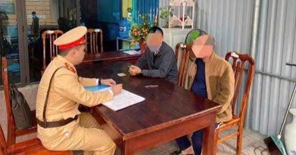 Pemutusan Sanksi kepada Pengemudi yang Membuka Pintu Mobil dengan Kegembiraan yang Mengakibatkan Penumpang Sepeda Motor Jatuh Xử phạt tài xế mở cửa ô tô bất cẩn khiến người đi xe máy ngã văng ra đường