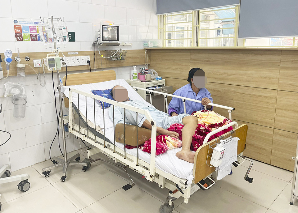 Thuốc Nam Dạng Viên: Cảnh Báo Nguy Hiểm Từ Những Bài Thuốc Không Rõ Nguồn Gốc Bệnh nhân ngộ độc thuốc chữa tiểu đường đang được điều trị tại Trung tâm Chống độc, Bệnh viện Bạch Mai.