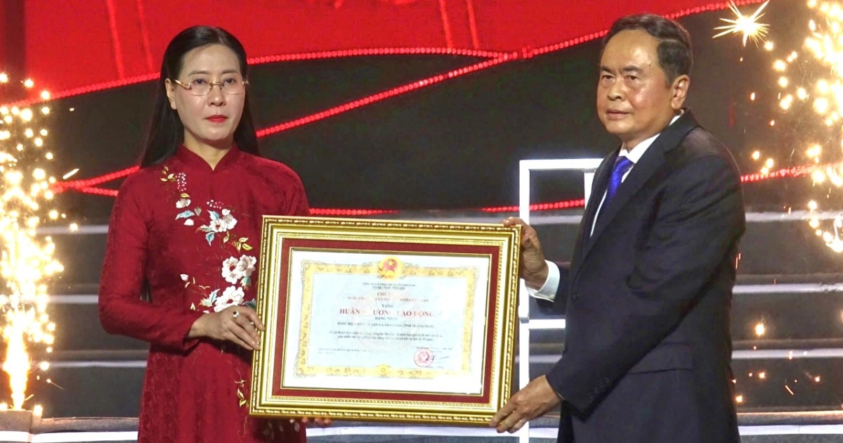 Kỷ niệm 80 năm Khởi nghĩa Ba Tơ và 50 năm Giải phóng Quảng Ngãi: Sức mạnh đoàn kết và khát vọng phát triển Chủ tịch Quốc hội: Quảng Ngãi cần thể hiện khát vọng, ý chí quyết tâm mới