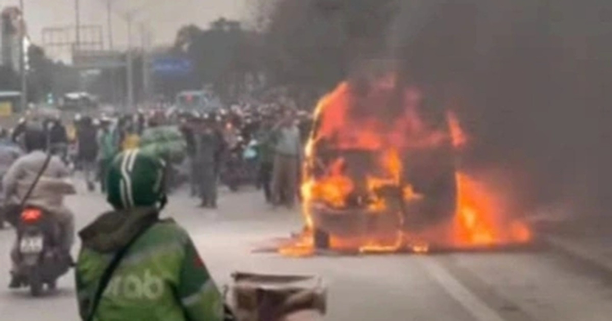 Cháy Ô tô Bán Tải Trên Đường Giải Phóng, Hà Nội Hà Nội: Ô tô bốc cháy ngùn ngụt trên đường Giải Phóng
