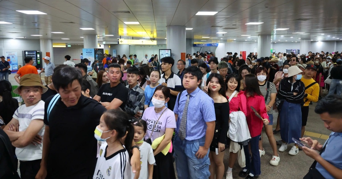 Hàng ngàn người dân TP.HCM xếp hàng chờ trải nghiệm Metro số 1 Hàng nghìn người dân TPHCM chờ đi Metro số 1 trong ngày khánh thành