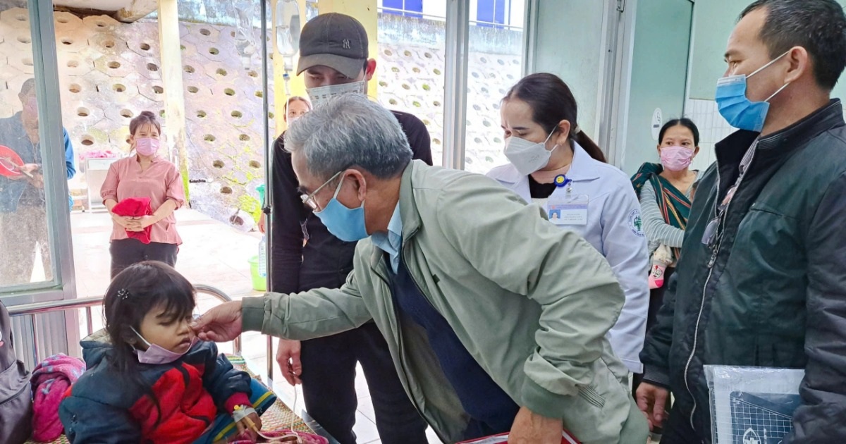 Sốt phát ban tại Nam Trà My: 1 học sinh tử vong, 215 trẻ khác điều trị Một huyện có 215 học sinh sốt phát ban