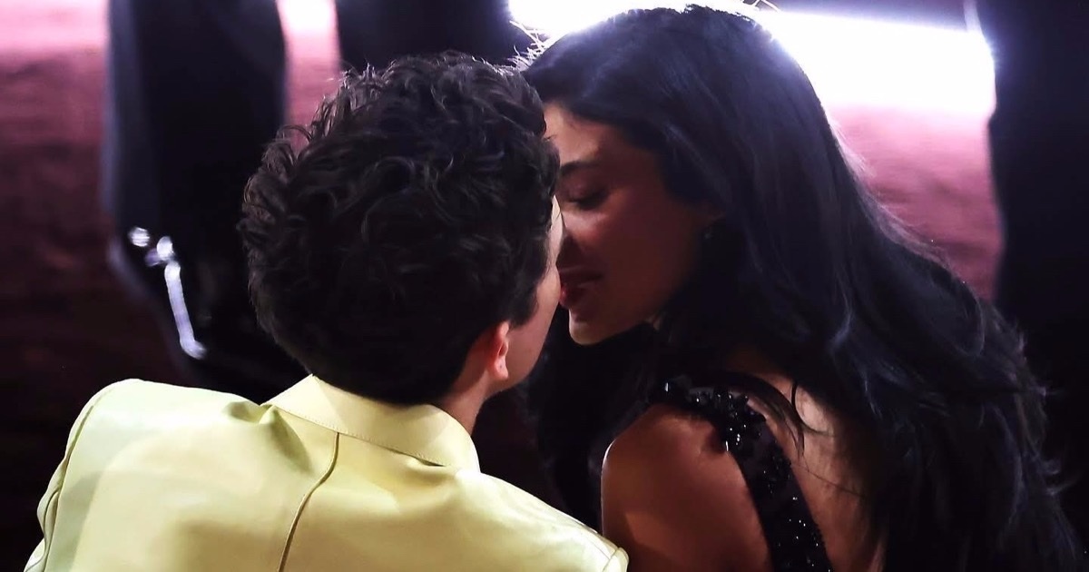 Timothée Chalamet Và Kylie Jenner: Chuyện Tình Nồng Cháy Tại Oscar 2025 Nụ hôn ngọt ngào của "chàng thơ" Timothée Chalamet và bạn gái Kylie Jenner