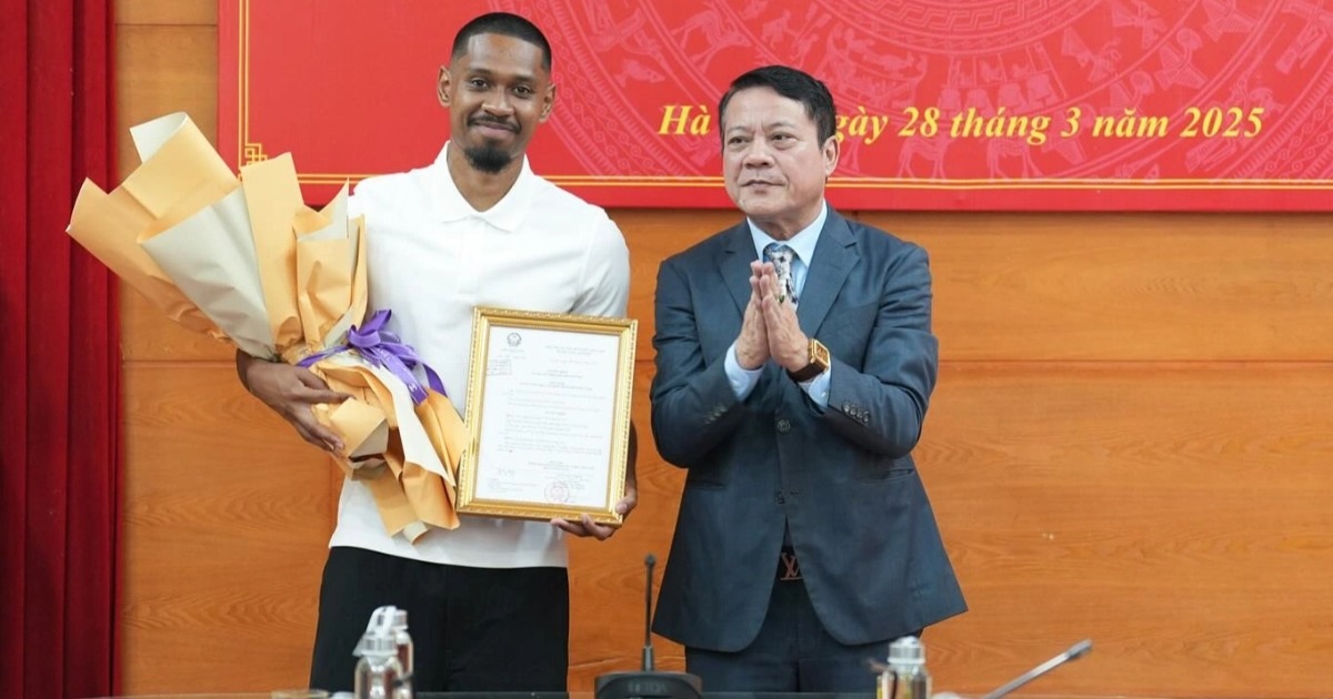 Chương trình nghệ thuật “Đảng trong mùa xuân đại thắng” tại Đà Nẵng: Kỷ niệm 95 năm ngày thành lập Đảng và 50 năm giải phóng Quang Vinh chính thức nhận Quốc tịch, mong được khoác áo đội tuyển Việt Nam