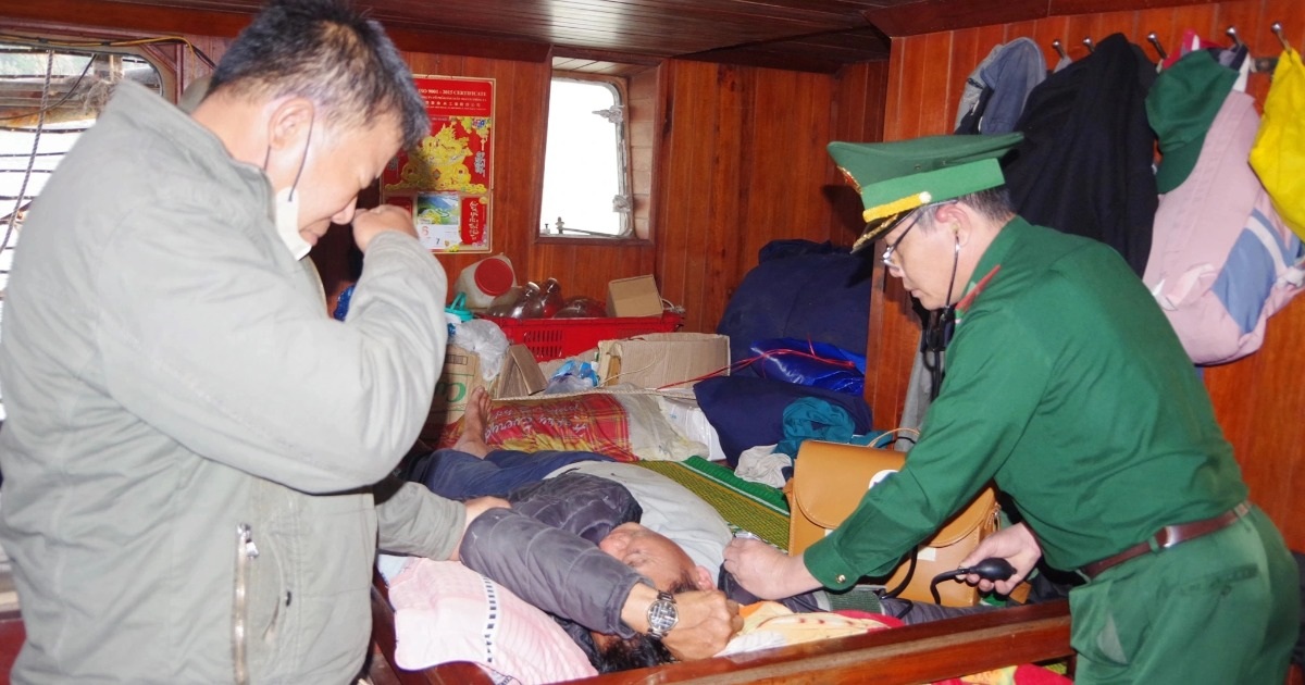 Tai nạn tàu cá Quảng Nam: 11 ngư dân được đưa vào bờ, 4 người mất tích Vụ chìm tàu cá Quảng Nam: Đưa 11 ngư dân vào bờ, còn 4 người mất tích