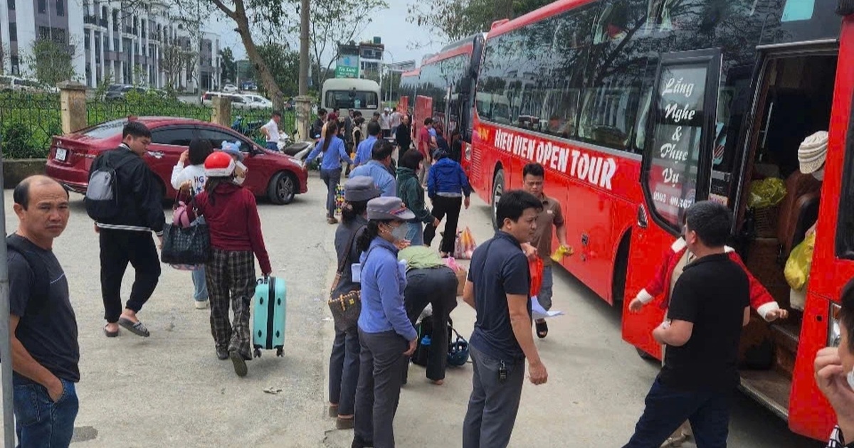 Đường Sắt Bắc – Nam Tê Liệt: Hàng Trăm Hành Khách Bị Trung Chuyển Bằng Ô Tô Xuyên đêm khắc phục sự cố lật tàu hỏa, trung chuyển 400 khách bằng ô tô