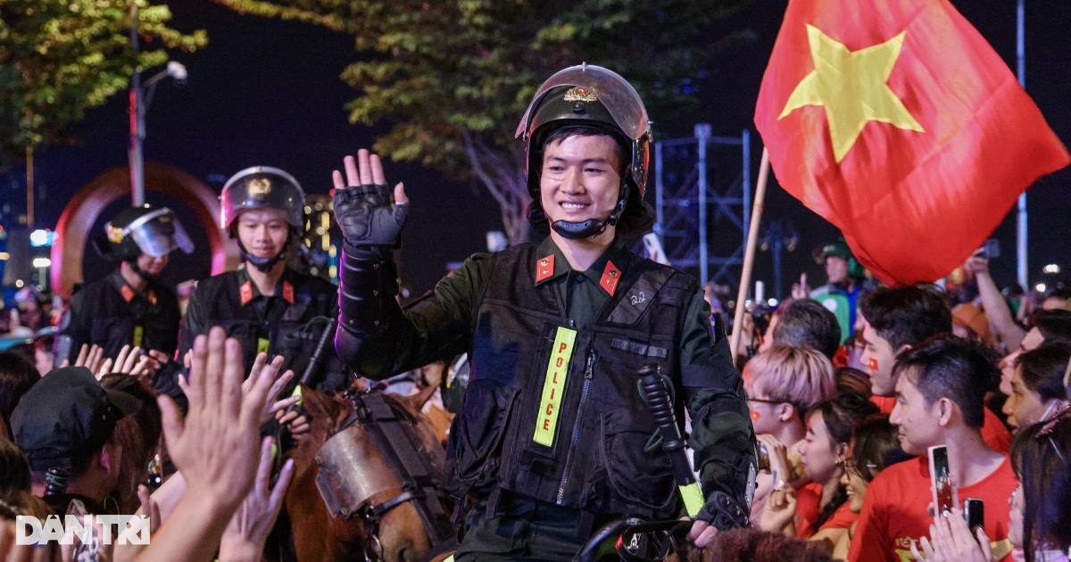 34 kỵ binh diễu hành, giao lưu với người dân trên phố đi bộ Nguyễn Huệ 34 kỵ binh diễu hành, giao lưu với người dân trên phố đi bộ Nguyễn Huệ