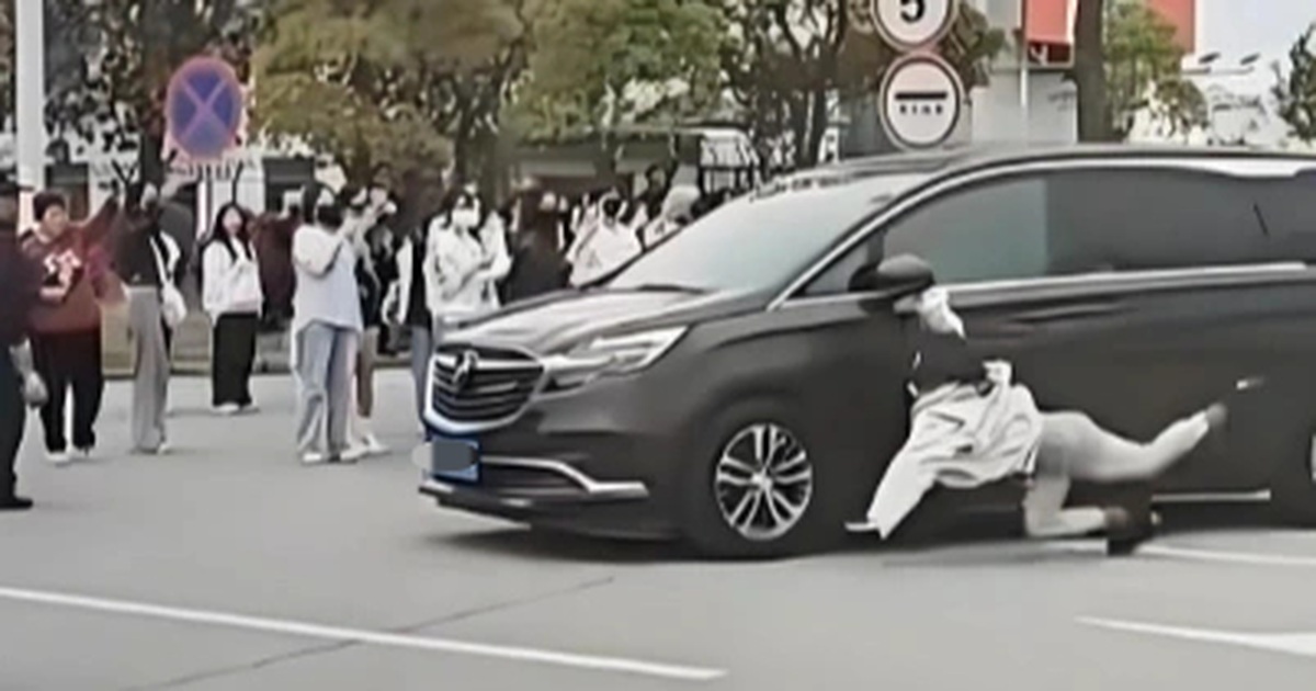 Bé gái 11 tuổi bị chó nhà cắn thủng thực quản: Nguy hiểm và cần lưu ý Cô gái cố lao vào ô tô để gặp thần tượng suýt gặp nạn