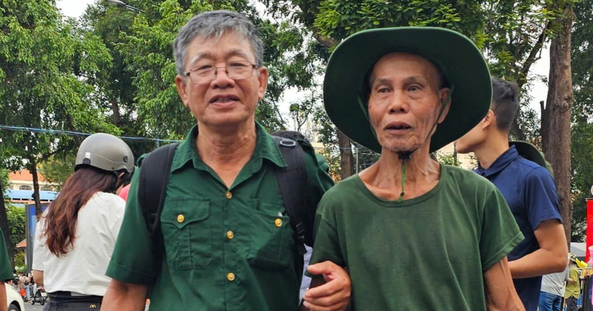 Cựu Chiến Binh Quyết Tâm Thức Trọn Đêm Để Vui Chung Với Thành Phố Cựu chiến binh: "Tôi muốn thức trọn đêm nay để vui chung với thành phố này"