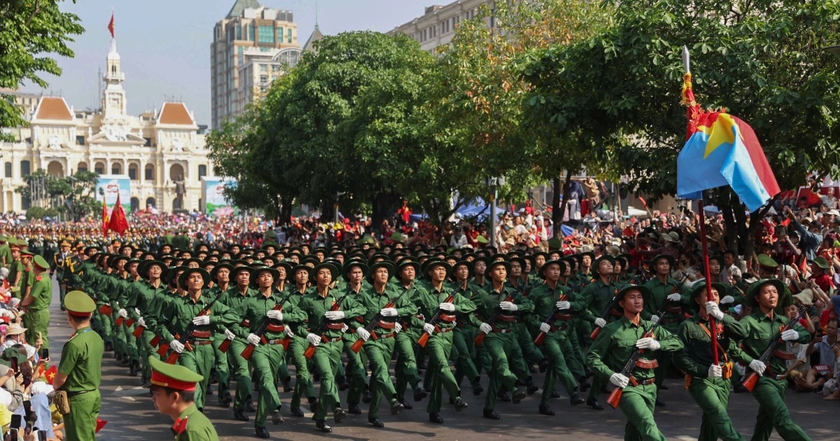 Đoàn quân kiêu hùng đi trong lòng nhân dân giữa TPHCM Đoàn quân kiêu hùng đi trong lòng nhân dân giữa TPHCM