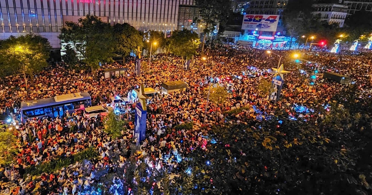 Hàng trăm nghìn người thức chờ khai mạc đại lễ 30/4 Hàng trăm nghìn người thức chờ khai mạc đại lễ 30/4