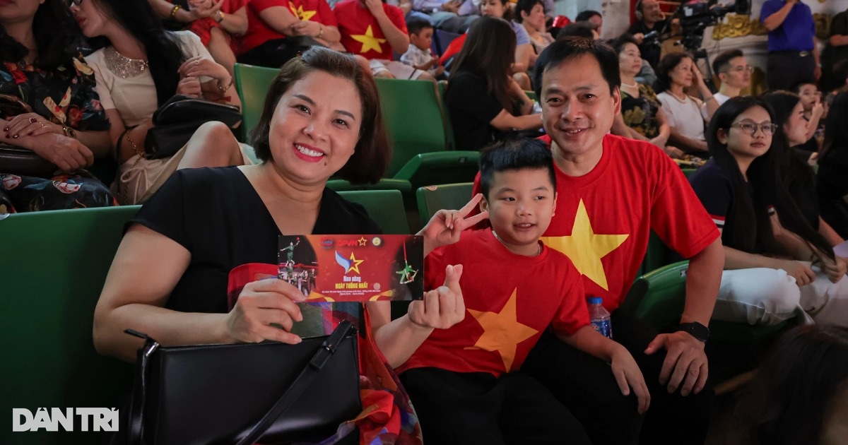 Khán giả mặc áo cờ đỏ sao vàng, cổ vũ xiếc “Non sông ngày thống nhất” Khán giả mặc áo cờ đỏ sao vàng, cổ vũ xiếc "Non sông ngày thống nhất"