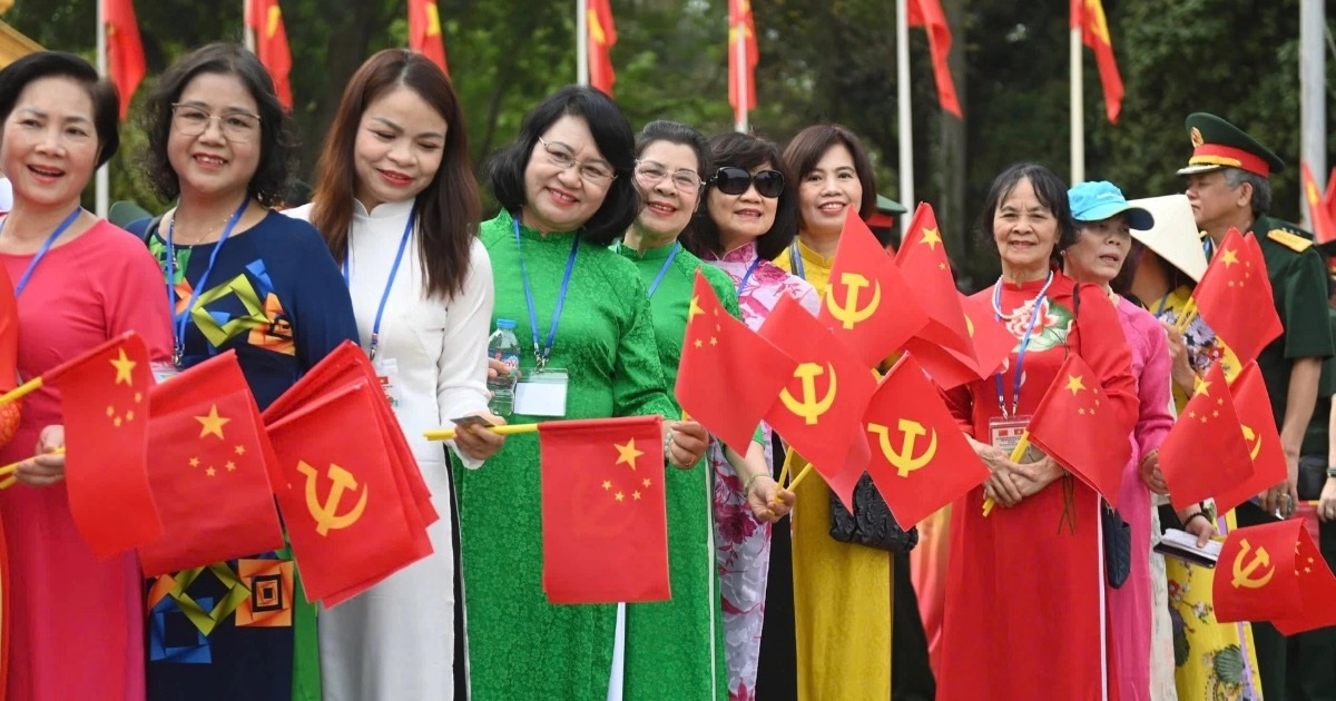 Người dân cầm cờ hoa chào đón Tổng Bí thư, Chủ tịch nước Trung Quốc Người dân cầm cờ hoa chào đón Tổng Bí thư, Chủ tịch nước Trung Quốc