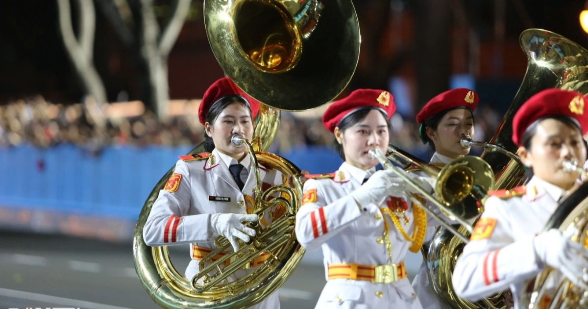 Người dân tiếp tục đổ về trung tâm TPHCM tối 30/4 Người dân tiếp tục đổ về trung tâm TPHCM tối 30/4
