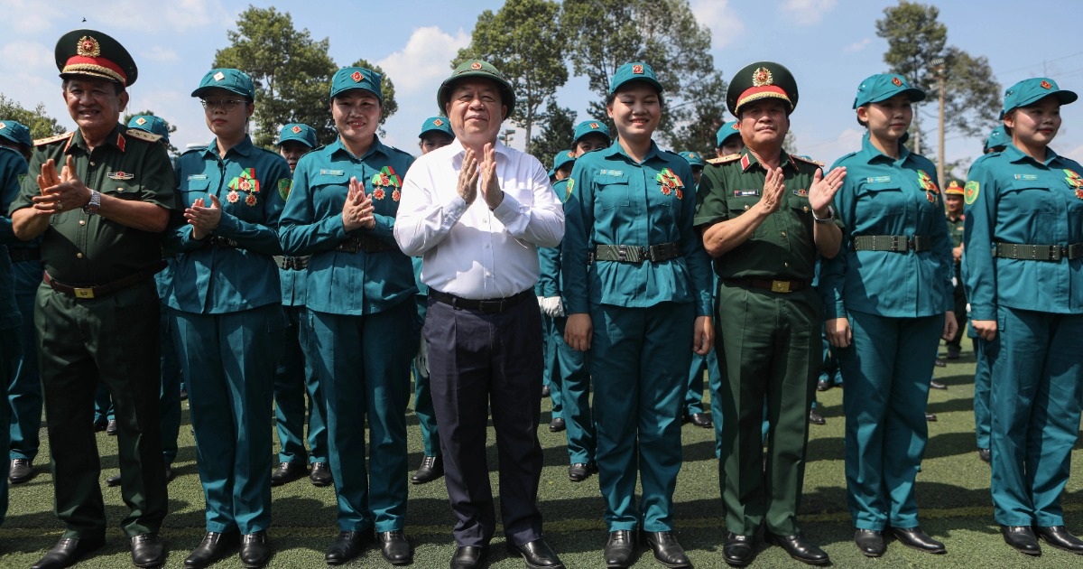 Ông Nguyễn Trọng Nghĩa thăm, động viên lực lượng tham gia diễu binh ở TPHCM Ông Nguyễn Trọng Nghĩa thăm, động viên lực lượng tham gia diễu binh ở TPHCM