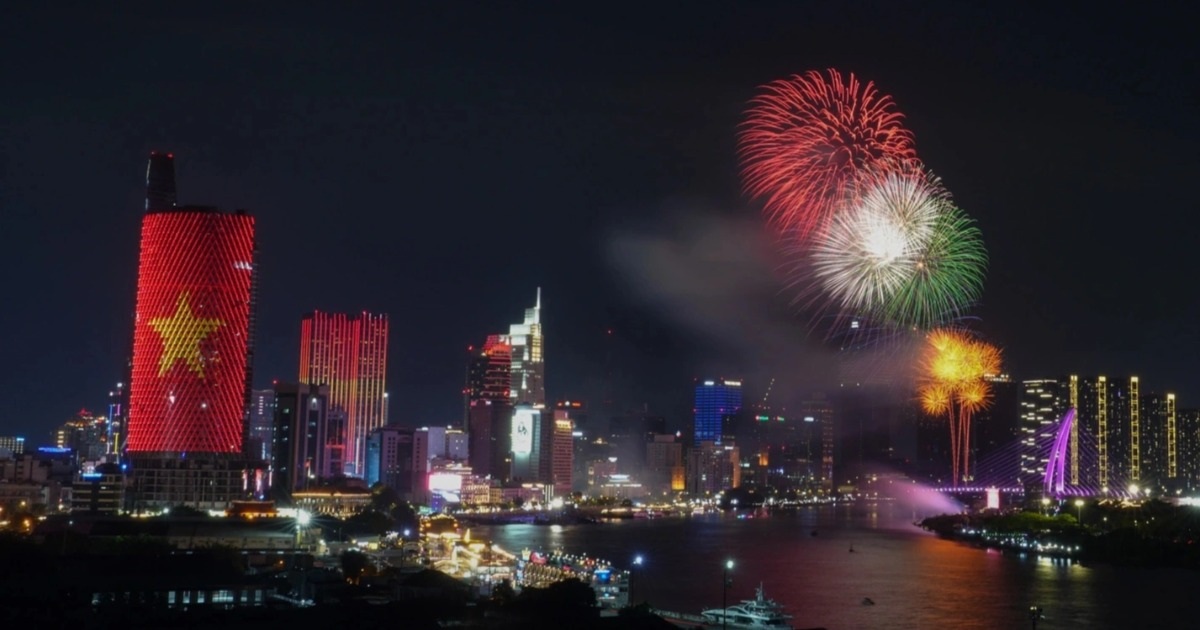 Màn Pháo Hoa Rực Rỡ Chào Mừng 50 Năm Thống Nhất Đất Nước Tại TPHCM Pháo hoa tung bay trên bầu trời TPHCM dịp 30/4