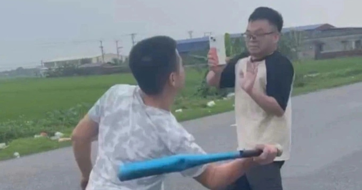 Tài xế ô tô dùng gậy bóng chày tấn công người khác sau va chạm giao thông Tài xế ô tô dùng gậy bóng chày tấn công người khác sau va chạm giao thông