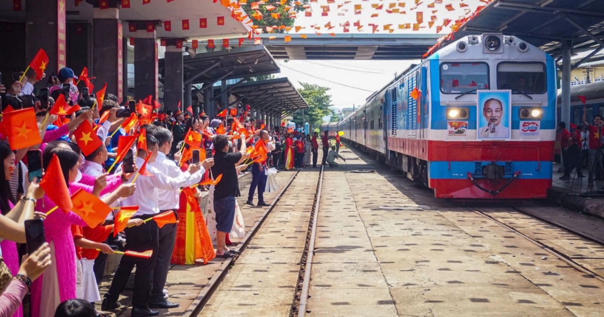 Thời khắc đặc biệt khi đôi tàu Thống nhất gặp nhau tại Đà Nẵng đúng 30/4 Thời khắc đặc biệt khi đôi tàu Thống nhất gặp nhau tại Đà Nẵng đúng 30/4