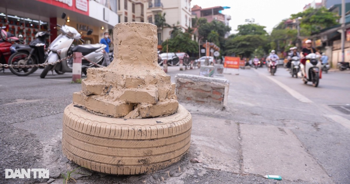 5 trụ bê tông bất ngờ “mọc lù lù” trước khu chung cư ở Hà Nội 5 trụ bê tông bất ngờ "mọc lù lù" trước khu chung cư ở Hà Nội