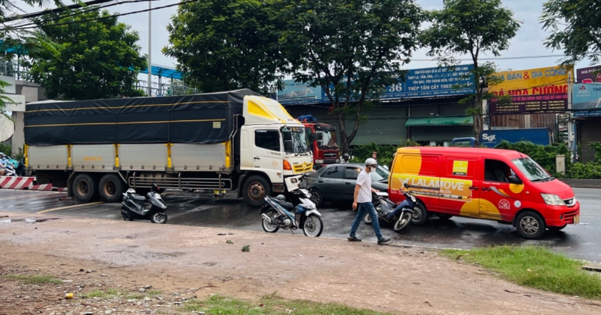 Tai nạn liên hoàn trước chợ đầu mối Thủ Đức: 2 người tử vong 5 xe tông liên hoàn trước chợ đầu mối ở TPHCM, 2 người tử vong