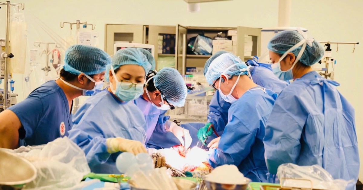 Bác sĩ vượt mưa gió hàng trăm ki-lô-mét, “chạy đua” cứu sống 3 người bệnh Bác sĩ vượt mưa gió hàng trăm ki-lô-mét, "chạy đua" cứu sống 3 người bệnh