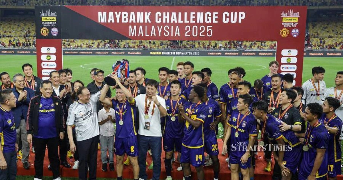 HLV Kim Sang Sik: Người Hùng Của Bóng Đá Đông Nam Á Sau Chiến Thắng Trước Man Utd Báo Đông Nam Á nói lời đặc biệt về HLV Kim Sang Sik sau trận thắng Man Utd