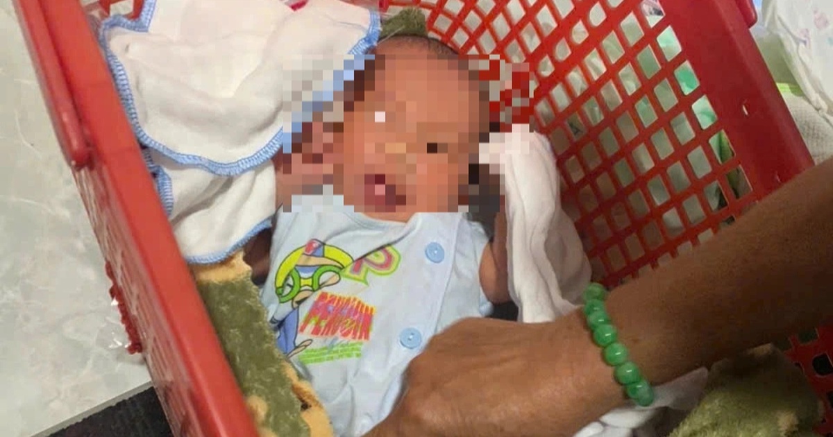 Bé sơ sinh bị bỏ rơi kèm lá thư “mẹ xin lỗi con gái” Bé sơ sinh bị bỏ rơi kèm lá thư "mẹ xin lỗi con gái"