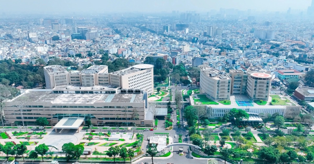 Bệnh viện Quân y 175 Kỷ Niệm 50 Năm và Đón Nhận Huân Chương Hồ Chí Minh Bệnh viện đầu tiên và duy nhất tại Việt Nam có 2 bãi đáp trực thăng