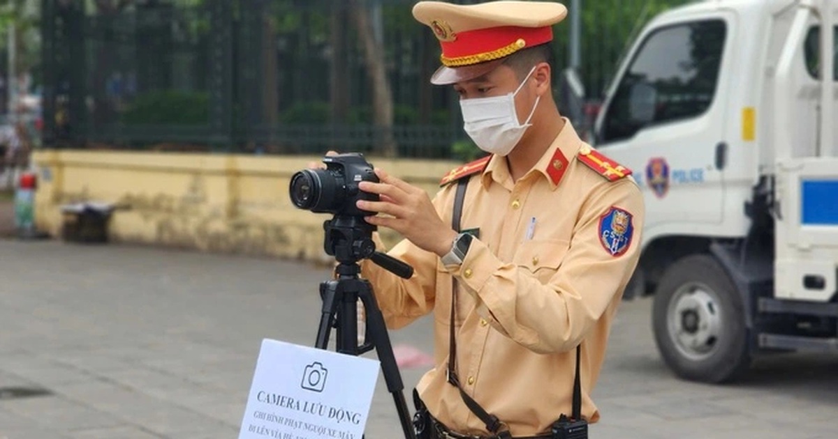 Cảnh Sát Giao Thông Sử Dụng Camera Lưu Động Xử Lý Vi Phạm Tại Các Nút Giao Hà Nội CSGT dùng máy ảnh đứng tại các ngã tư Hà Nội để xử lý xe máy vượt đèn đỏ