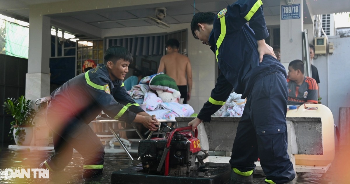 Cảnh sát bơm nước giải cứu khu dân cư bị ngập ở TPHCM Cảnh sát bơm nước giải cứu khu dân cư bị ngập ở TPHCM