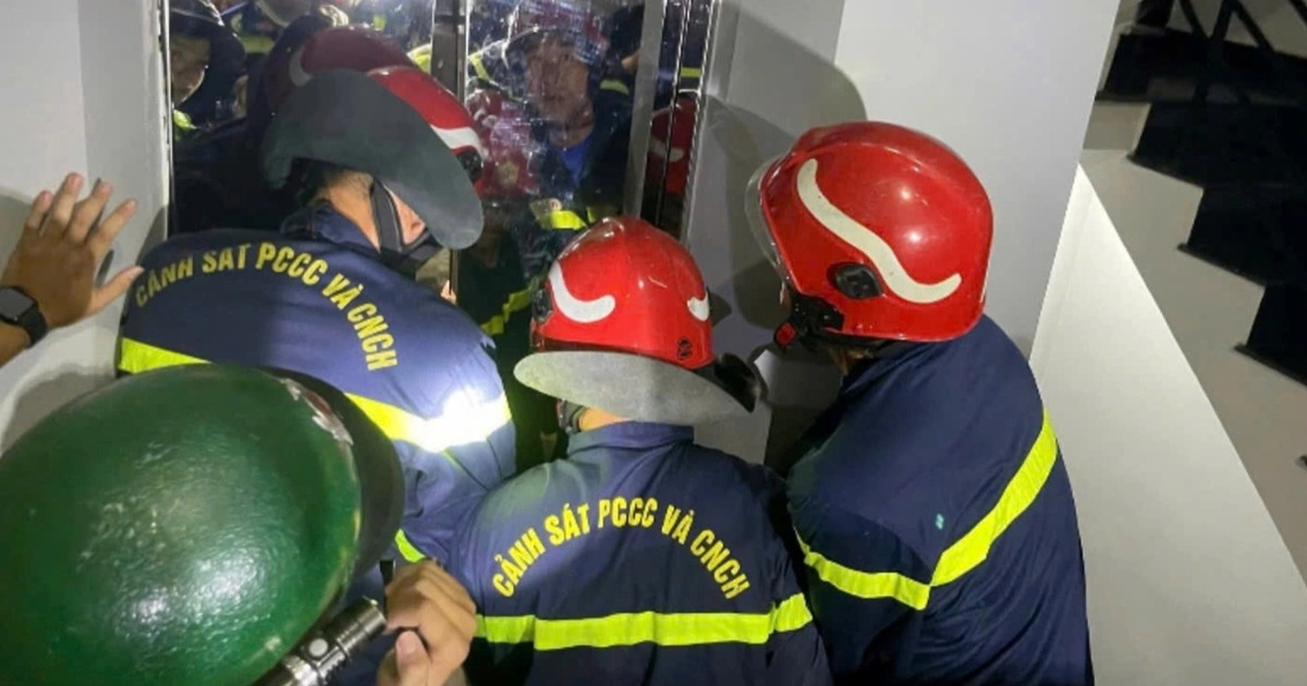 Cảnh Sát Giải Cứu Cô Gái Mắc Kẹt Trong Thang Máy Ở TPHCM Cảnh sát cứu cô gái kẹt trong thang máy ở TPHCM