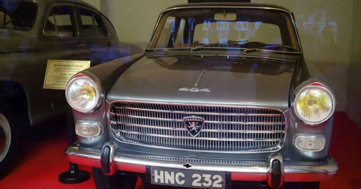 Triển Lãm Quốc Gia Kỷ Niệm 135 Năm Ngày Sinh Chủ Tịch Hồ Chí Minh Chiếc xe Peugeot từng phục vụ Bác Hồ được trưng bày ở triển lãm