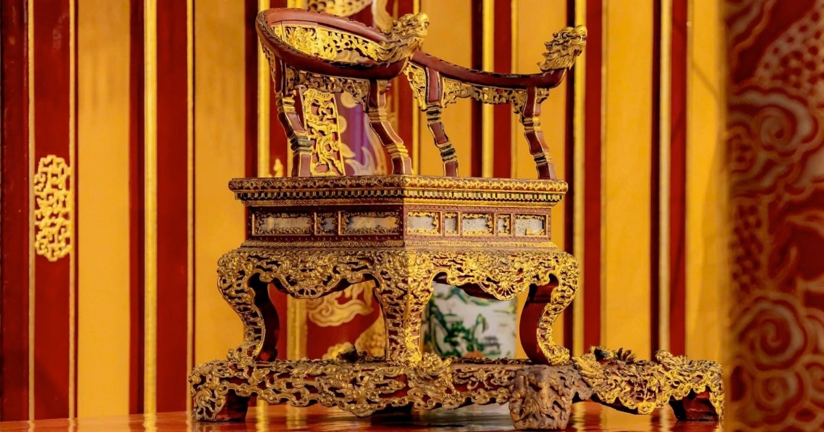 Chuyên gia lên tiếng về vụ leo lên ngai vàng tại điện Thái Hòa gây rối Chuyên gia lên tiếng về vụ leo lên ngai vàng ở điện Thái Hòa quậy phá